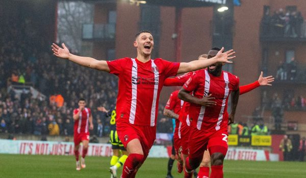 Donley comemorando o o gol do meio de campo em cima do City (foto: Leyton Orient/Divulgao)