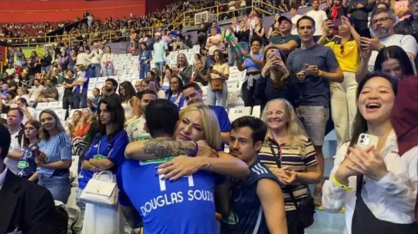 Douglas Souza chora ao abraçar mãe e noivo após conquista da Superliga