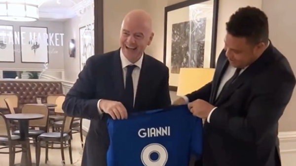 Presidente da Fifa recebe camisa do Cruzeiro em evento na Inglaterra