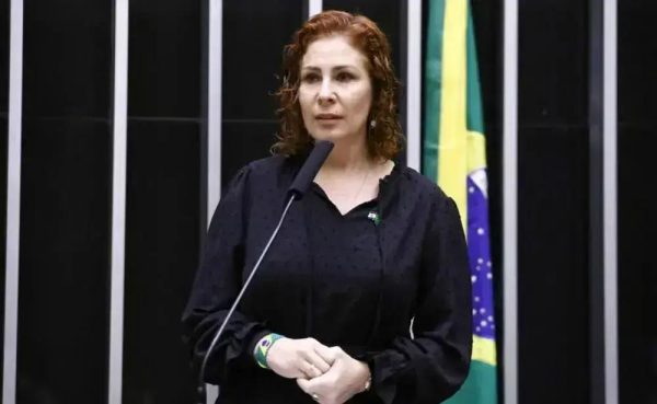 DPU recorre ao STF para contestar prisão definitiva de Carla Zambelli