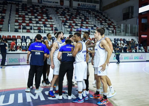 Elenco do Minas celebra vitria (foto:  Divulgao/FIBA)