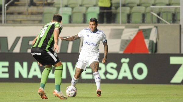 Dudu, do Cruzeiro, durante partida com Amrica (foto: Alexandre Guzanshe/EM D.A Press)