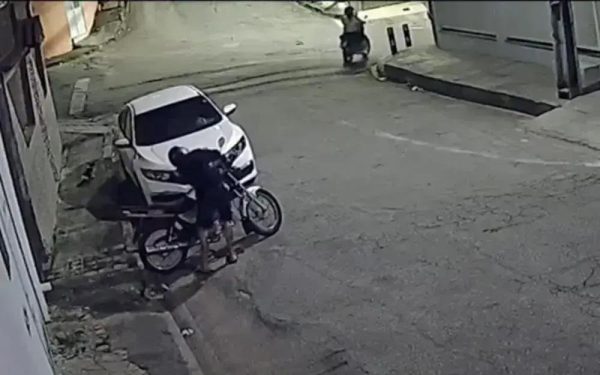 Dupla furtou motocicleta em menos de 20 segundos em Ipatinga