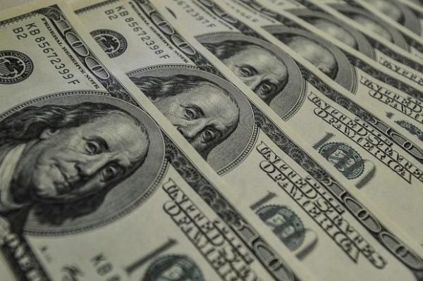 Em dia tumultuado no mercado financeiro, dólar chega a R$ 5,40