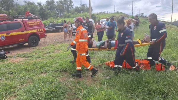 Bombeiros resgatam vítimas de queda após voo de paraglider na Serra da Viúva