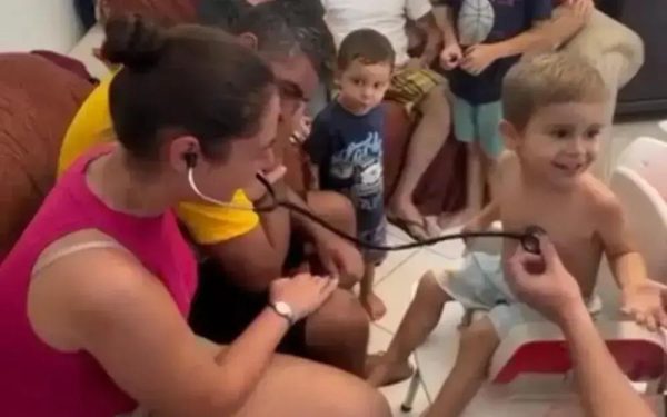 Emocionante reencontro: pais ouvem coração do filho em outra criança