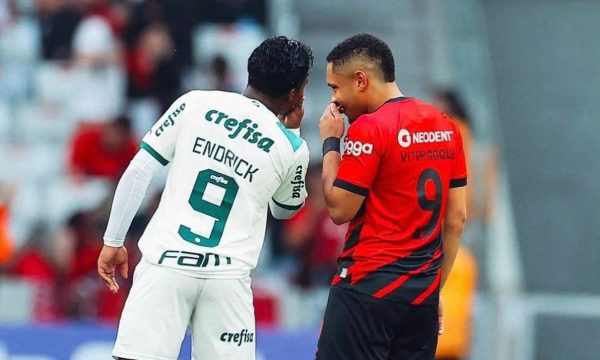 Endrick e Vitor Roque se enfrentaram nesse domingo (2/7) (foto: Divulgao/Athletico-PR)