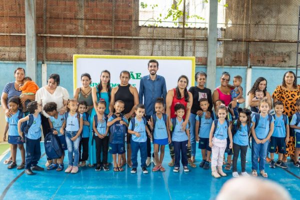 Ipatinga começa a distribuição dos kits escolares para alunos da rede municipal de ensino