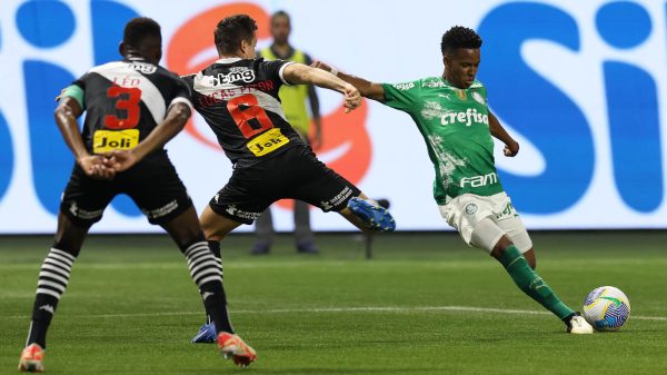 Estevo, do Palmeiras, se prepara para chutar (foto: Cesar Greco / Palmeiras)