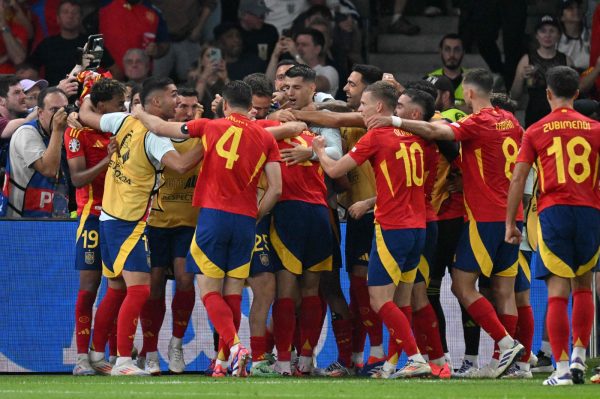 Jogadores da Espanha comemora gol (foto: Jewel Samad/APF)