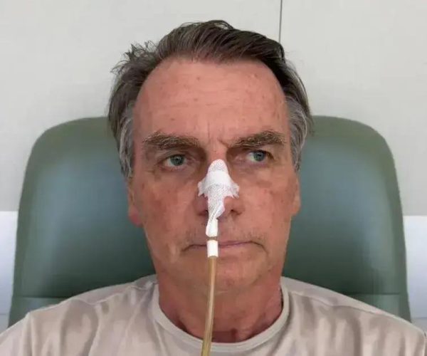 Ex-presidente Jair Bolsonaro permanece internado e com saúde estável