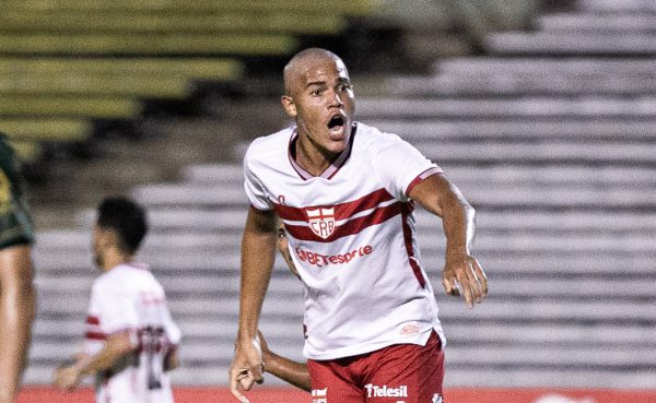 Fabrcio, centroavante do CRB, foi emprestado ao Atltico (foto: Divulgao/CRB)