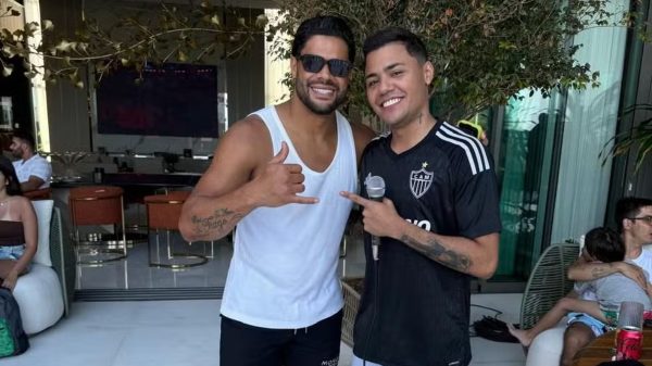 Cantor Felipe Arajo (direita) posa com camisa do Atltico recebida de Hulk (esquerda) (foto: Reproduo/Instagram)