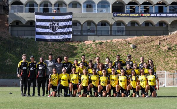 Time feminino do Atltico reunido aps treino na Vila Olmpica, em Belo Horizonte (foto: Daniela Veiga/Atltico)