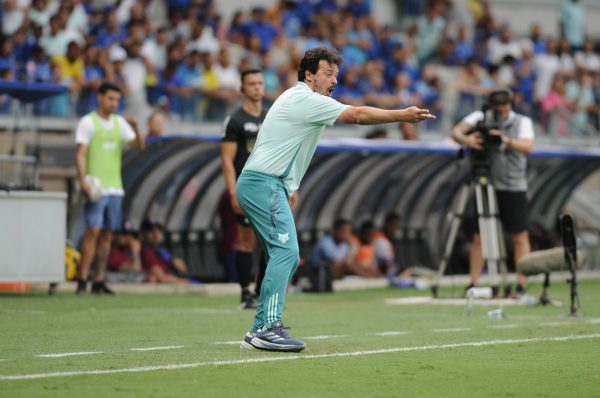 Fernando Diniz, tcnico do Cruzeiro, a beira do gramado em jogo pelo Campeonato Mineiro (foto: Alexandre Guzanshe/EM D.A Press)