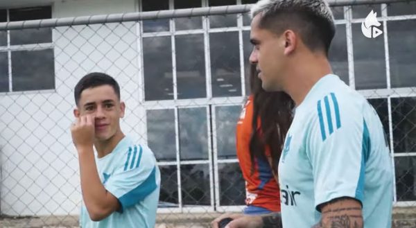 Filho de Fagner com a camisa do Cruzeiro na Toca da Raposa (foto: Reproduo/TV Cruzeiro)