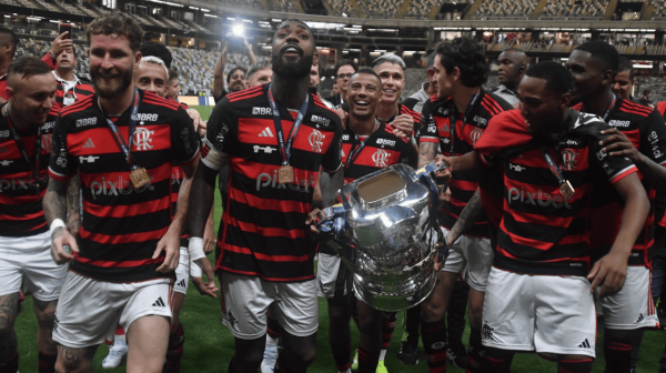 Jogadores do Flamengo com a taa da Copa do Brasil, na Arena MRV (foto: Alexandre Guzanshe/EM/D.A Press)