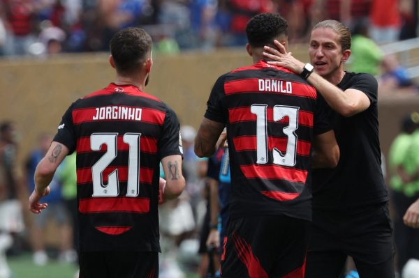 Filipe Lus comemora gol com jogadores do Flamengo no Mundial de Clubes (foto: Franck Fife/AFP)