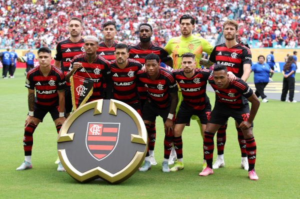Jogadores do Flamengo reunidos antes de duelo contra o Bayern de Munique pelo Mundial de Clubes (foto: Megan Briggs/Getty Images via AFP)