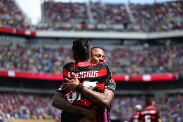 Jogadores do Flamengo comemoram vitria sobre o Chelsea no Super Mundial de Clubes (foto: Franck Fife/AFP)