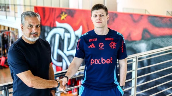 Jos Boto (direita), diretor de futebol do Flamengo, ao lado de Andrii Fedchenkov, novo gerente de scout do clube (foto: Divulgao/Flamengo)