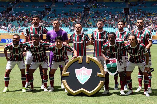Jogadores do Fluminense perfilados antes da partida contra o Mamelodi Sundowns no Mundial de Clubes (foto: MEGAN BRIGGS/AFP)