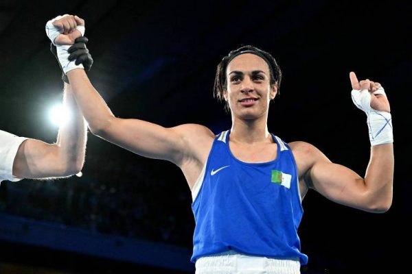 Imane Khelif comemora vitria nos Jogos de Paris (foto: Mohd Rasfan /AFP)