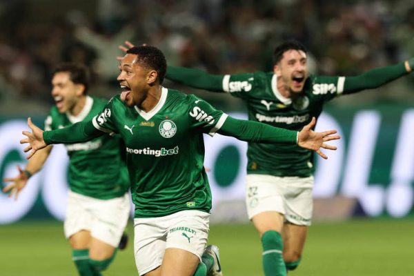 Vitor Roque celebra gol nos acrscimos em clssico contra o So Paulo, pelo Brasileiro, na Arena Barueri (foto: Cesar Greco/Palmeiras)