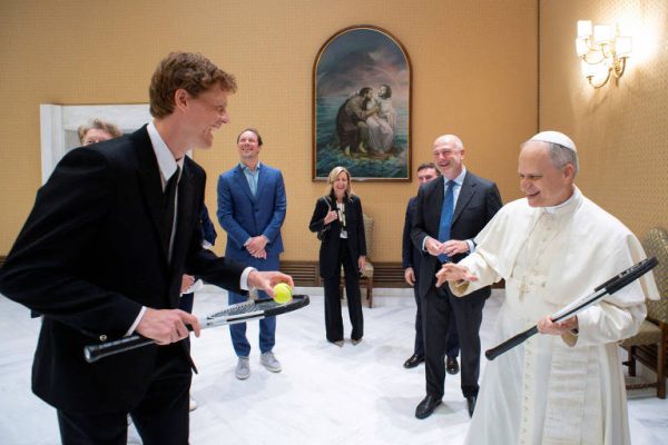 Sinner e o papa Leo XIV com raquetes de tnis nas mos (foto: Vatican Media/AFP)