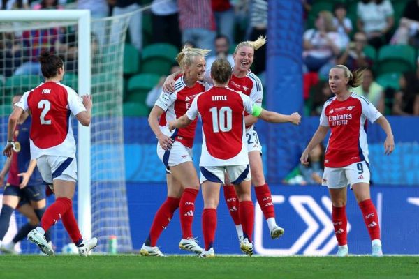 Jogadoras do Arsenal festejam gol (foto: FILIPE AMORIM/AFP)
