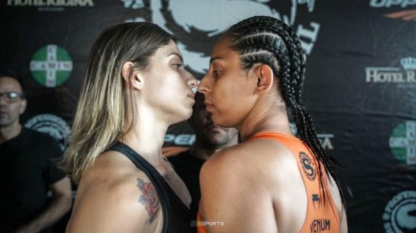 Fernanda Guersone encara a oponente, Cinthia Marques, em prvia da luta do ShootoBrasil,noRJ. (foto: Reproduo/Shooto Brasil)