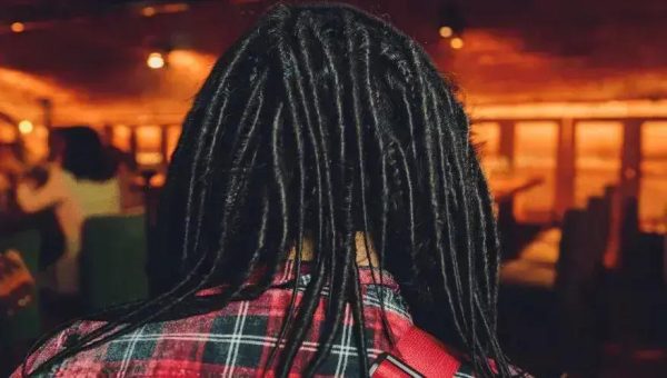 Funcionário demitido por usar dreads será indenizado em R$ 5 mil
