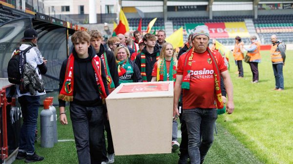 Torcedores do Oostende carregam