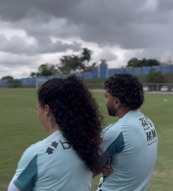 Gabigol ao lado de Byanca Brasil no treino do Cruzeiro (foto: Divulgao/Cruzeiro)