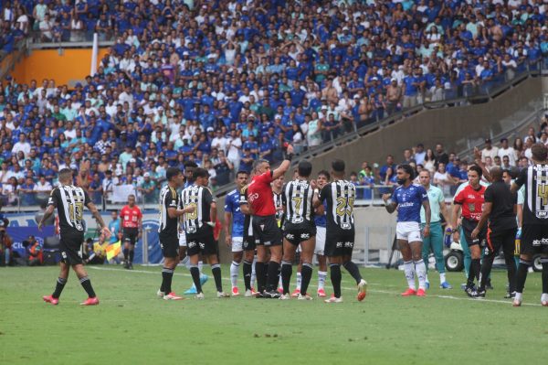 Gabigol foi expulso no primeiro tempo do clssico entre Cruzeiro e Atltico (foto: Alexandre Guzanshe/EM/D.A Press)