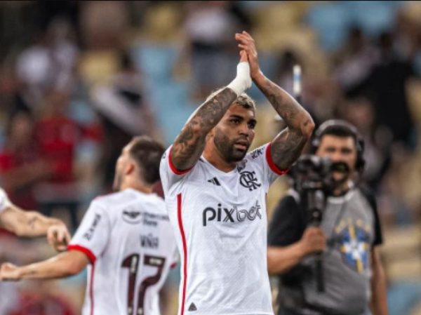 Gabriel Barbosa bate palmas (foto: Paula Reis/CRF)