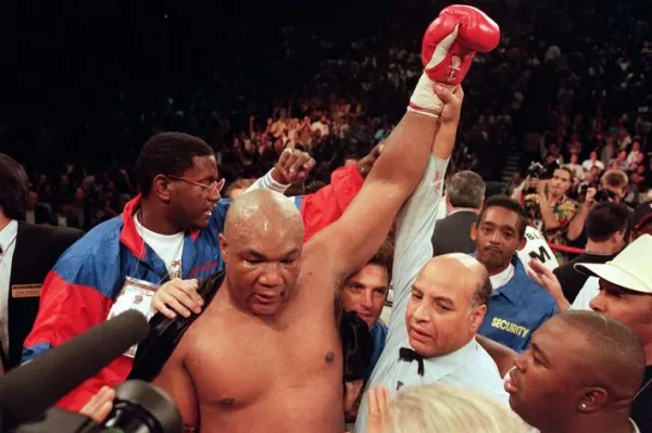 Foto de George Foreman no ring aps vencer uma luta (foto: John Gurzinski/AFP)