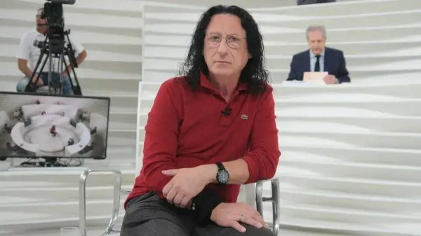 Gerald Thomas se retracta e pede desculpas após apoiar Léo Lins