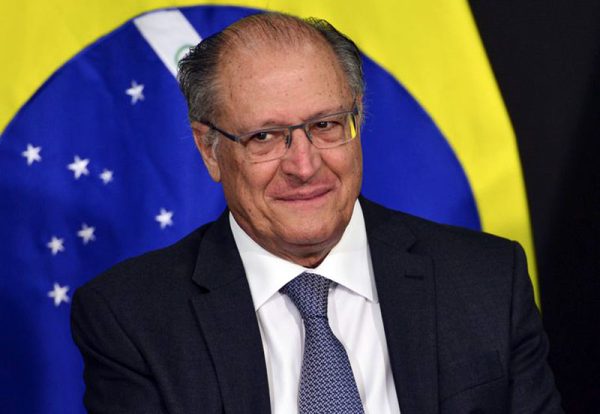 Alckmin dispensa avião da FAB e decide viajar de classe econômica a Portugal