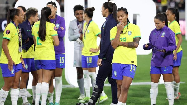 Geyse (camisa 19) com a medalha de prata pela Seleo nos Jogos de Paris 2024 (foto: SEAN M. HAFFEY/AFP)