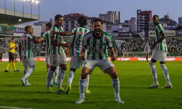 Gilberto comemora gol pelo Juventude (foto: Divulgao/Juventude)
