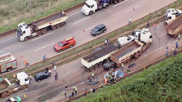 Família que morreu em acidente com 13 veículos é velada em Teófilo Otoni | Vales de Minas Gerais