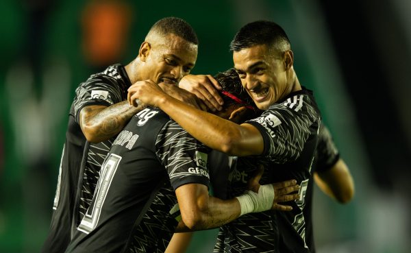 Caio, Gustavo Scarpa e Cuello comemoram gol do Atltico contra o Juventude (foto: Pedro Souza/Atltico)
