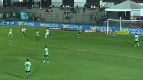 Ceilndia marcou golao de bicicleta na Copa do Brasil (foto: Reproduo/Sportv)