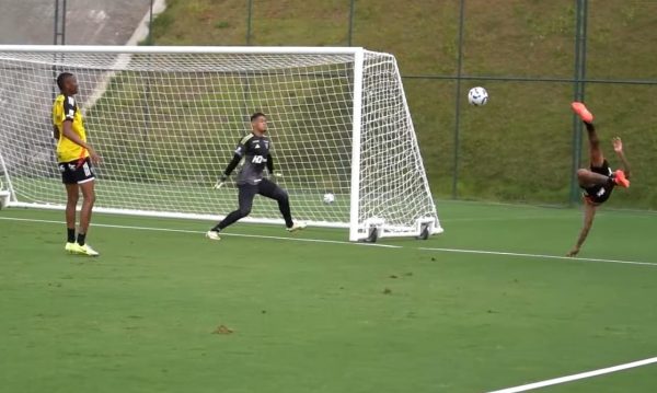 O golao de Deyverson durante treino do Atltico (foto: Reproduo/GaloTV)