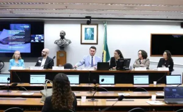 Governo busca soluções para erradicar analfabetismo no Brasil com novo plano educacional