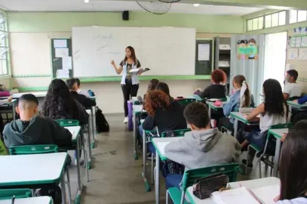 Governo de Minas aprova aumento salarial para professores da educação básica