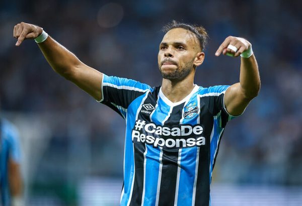 Atacante Braithwaite com a camisa do Grmio comemorando gol com os braos erguidos e apontando para baixo (foto: Lucas Uebel/Grmio)