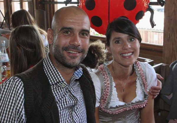 Guardiola e Cristina Serra (foto: AFP PHOTO / POOL / ALEXANDRA BEIER)