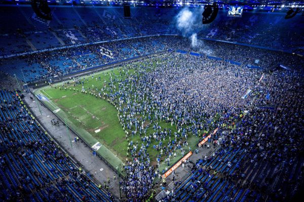 Torcida do Hamburgo invadiu o campo para comemorar o acesso  elite (foto: Hamburgo SV/Divulgao)